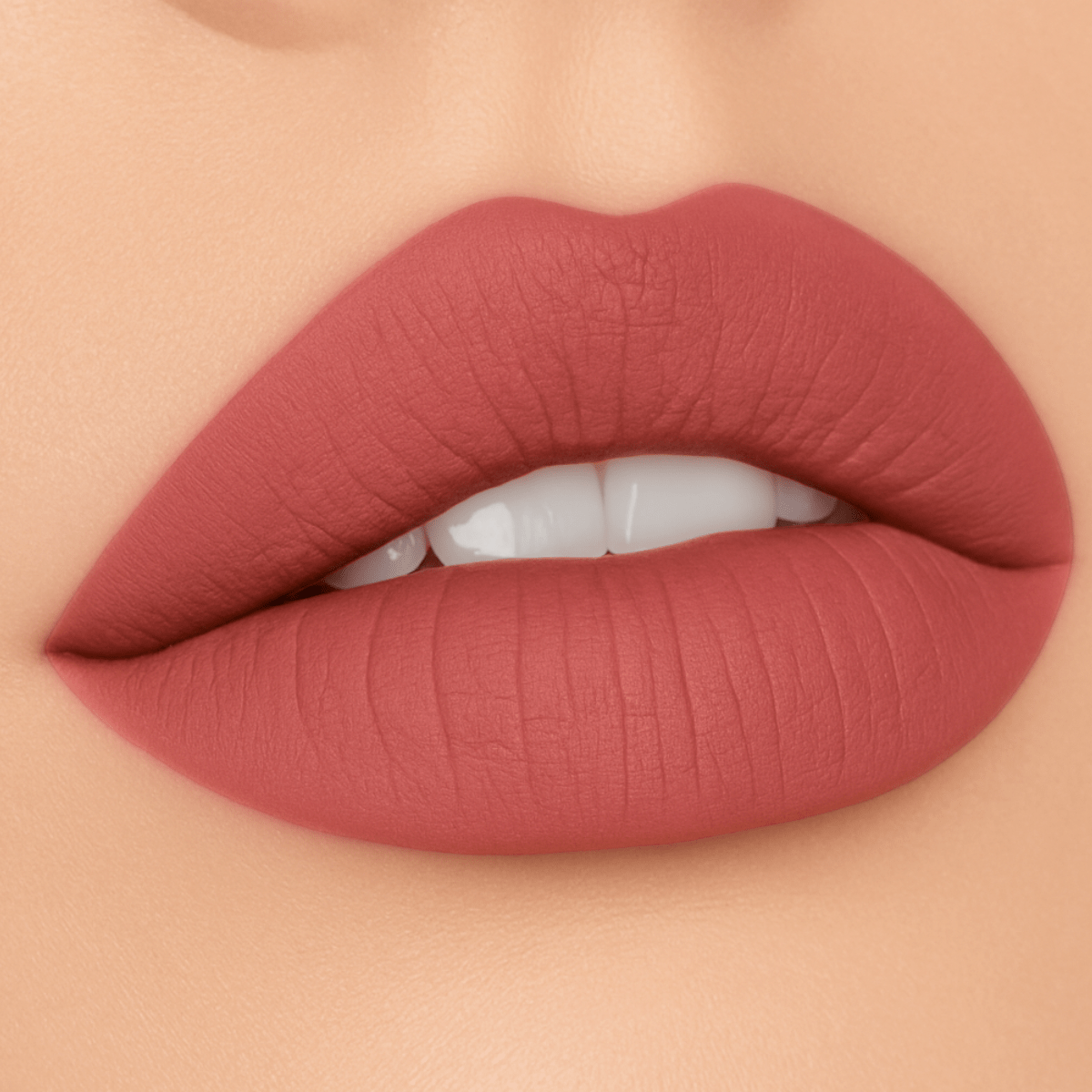 rouge-a-levres-mat-velours-poudre-cremeux-longue-tenue-waterproof-sans-transfert-smooth-and-creamy-24H-lips-by-monica